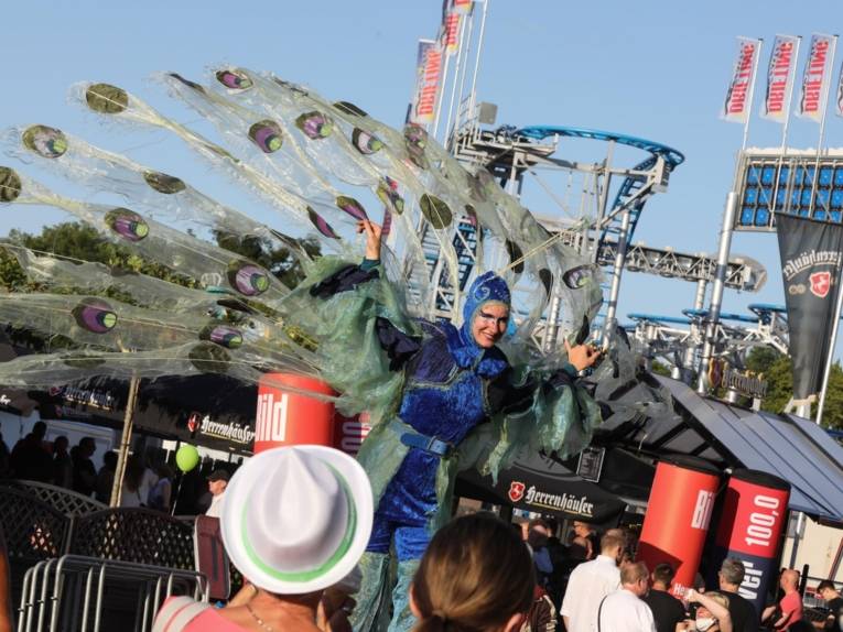 Ein Walkact auf einem Festplatz.